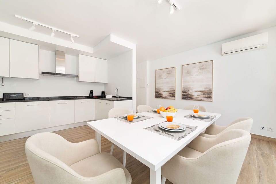 Casa Jasmim is a modern villa with private pool located in a very quiet area within walking distance of the city and the beaches of the west side.
