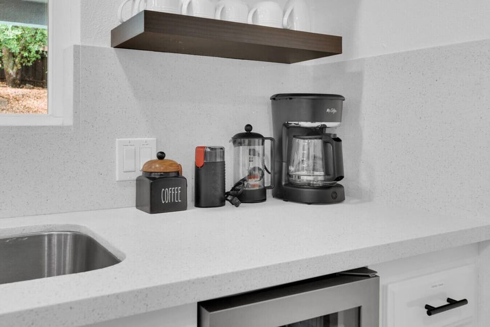 Kitchen / Coffee Bar