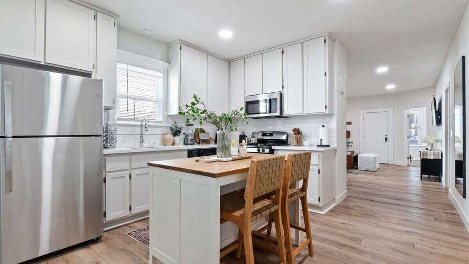 Enjoy a kitchen island for cooking