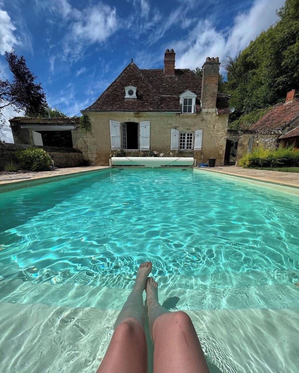 Vue sur piscine et maison voisine