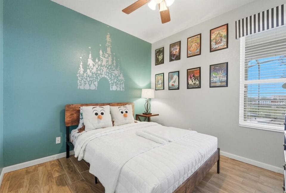 Downstairs Queen bed (Bedroom 6)