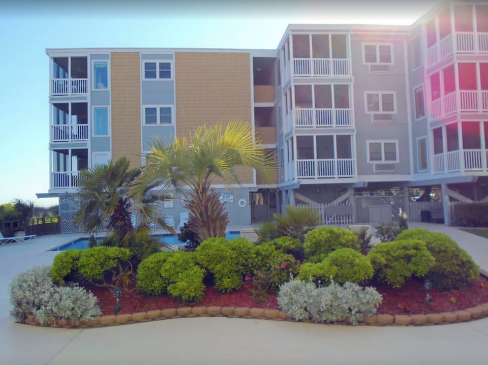 Community pool area, very well kept and clean!