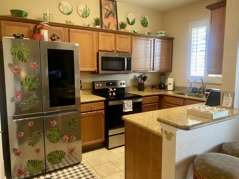 Modern Kitchen. Brand NEW Stainless Steel Appliances ! New Dishwasher Not
Shown.