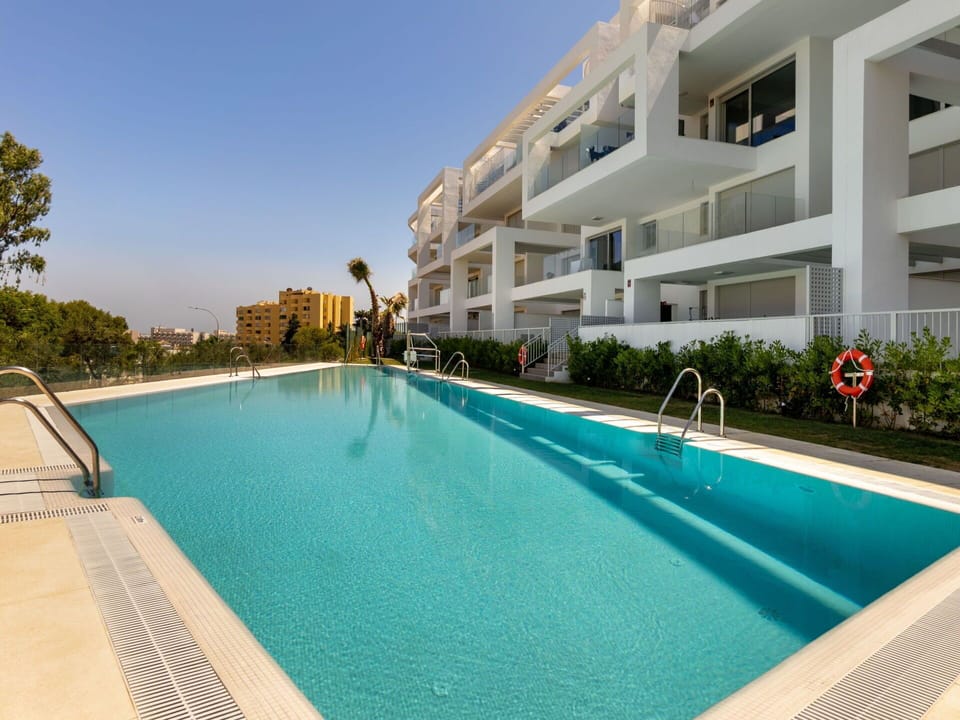 Water, Building, Sky, Plant, Property, Swimming Pool, Azure, Architecture, Tree, Window