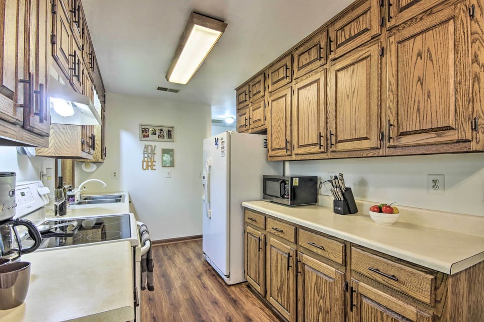 Kitchen | Trash Bags & Paper Towels Provided