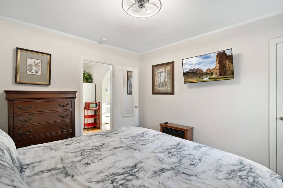"Great location. Fast internet. Lots of extra storage. Comfy bed. Lots of extra amenities provided" - Jacob
