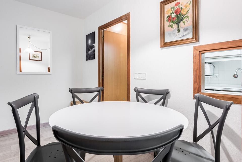 Eth Pradeth by Totiaran is a beautiful apartment located in downtown Baqueira, at the foot of the slopes. It has a bedroom, a double sofa-bed and a single one, a bathroom and a fully equipped kitchen.