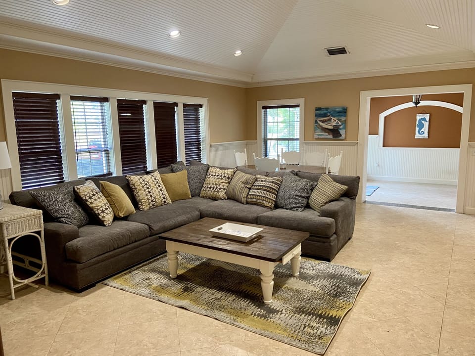 Living room & dining Area 