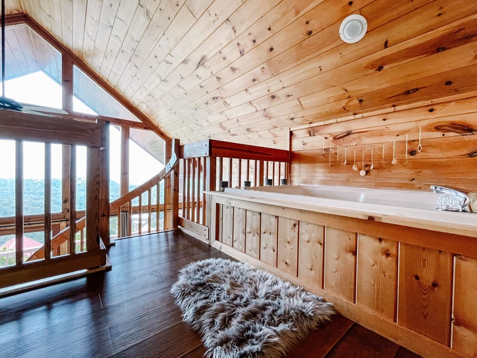 Upstairs loft jetted soaking tub