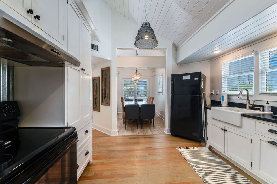 Fully stocked kitchen with all major appliances