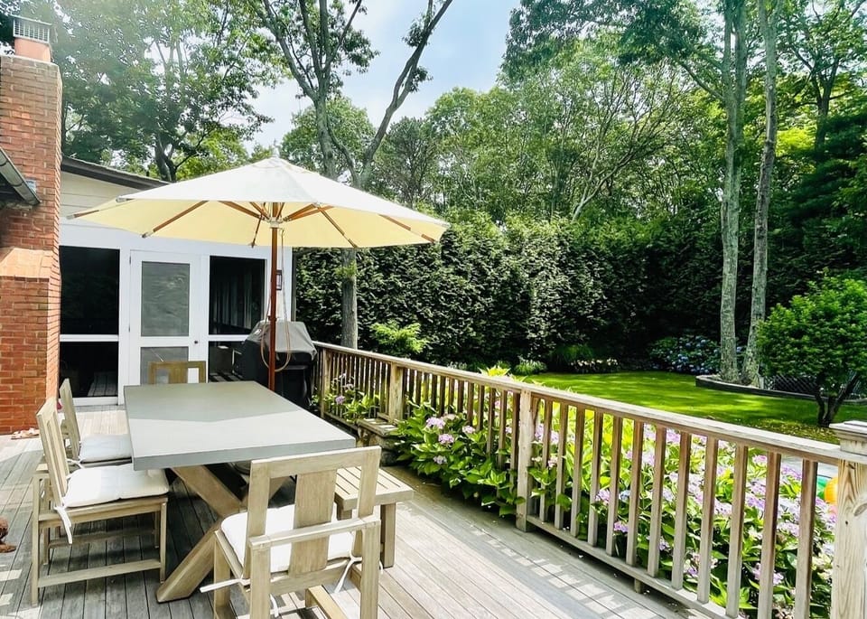 Outdoor dining