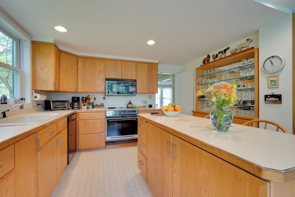 Kitchen | Fully Equipped w/ Cooking Basics