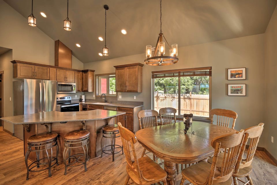 Kitchen / Dining Area