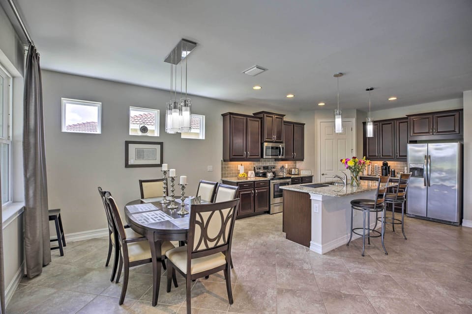 Kitchen & Dining Area | Free WiFi