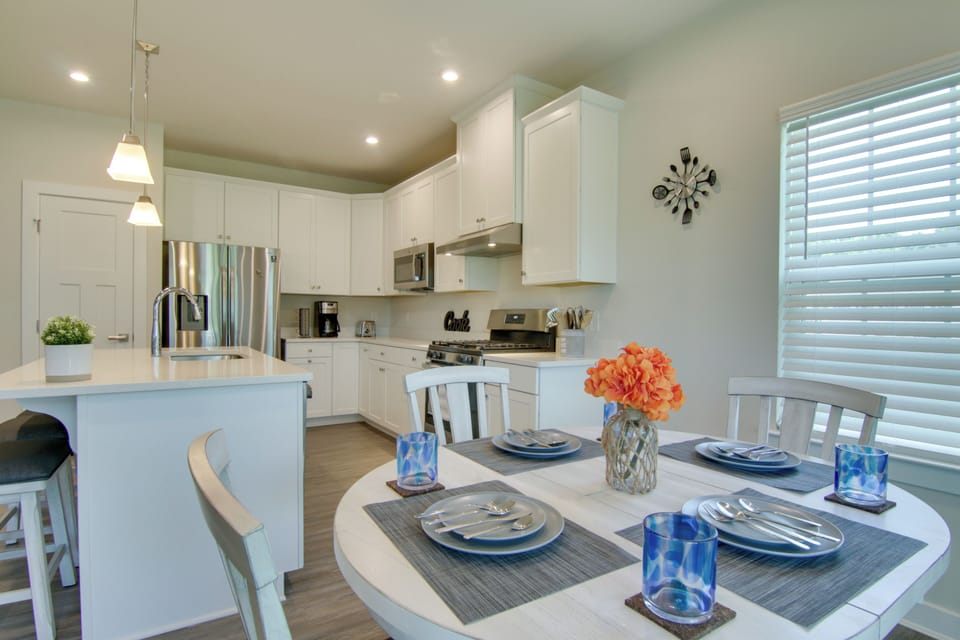 Dining Area | Dishware Provided