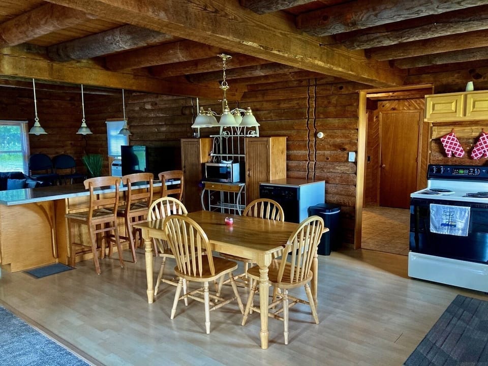 Countertop seating and table for 6