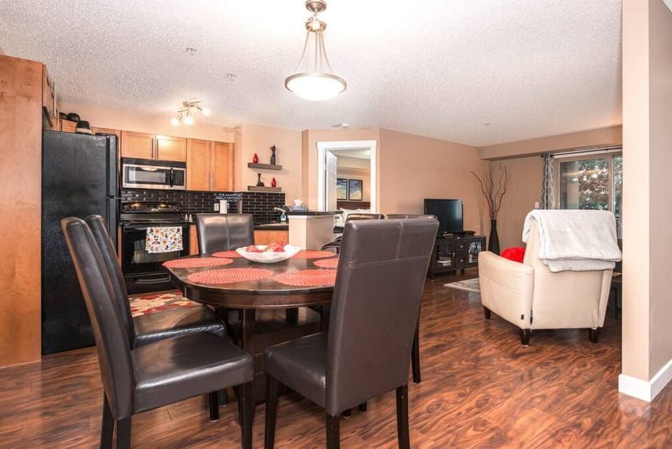 Dining area with seating for 6.