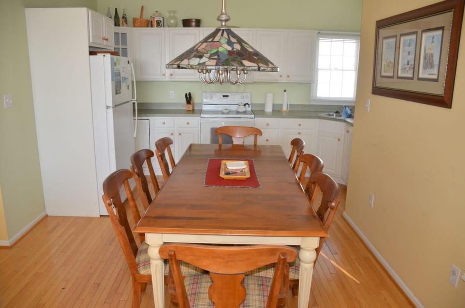 Dining Area & Kitchen