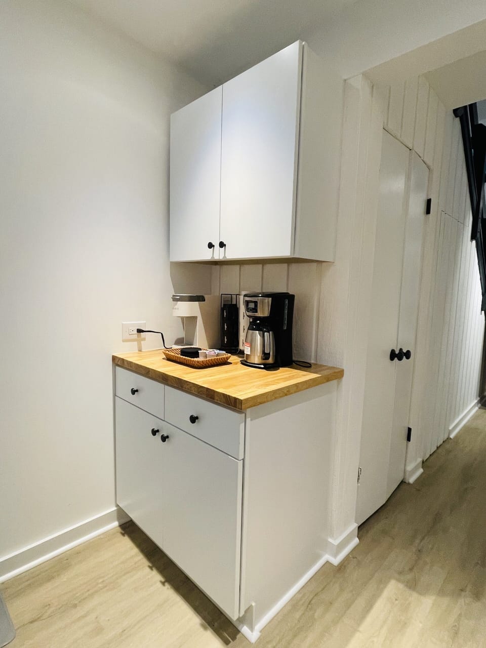Full kitchen with wine-cooler and coffee machine