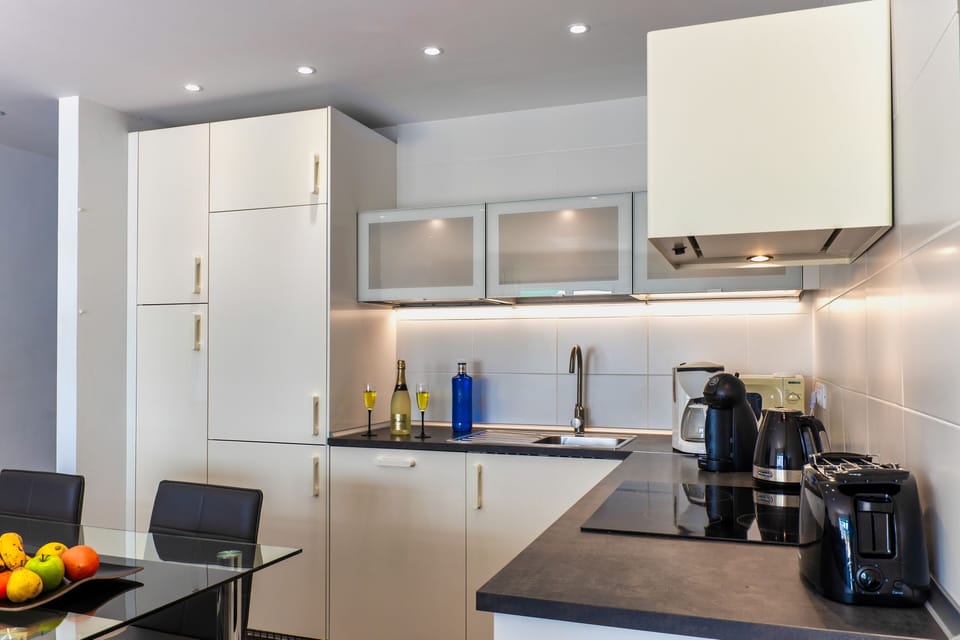Kitchen,toaster,hob,oven,kettle,coffee,microwave,dishwasher,fridge,freezer