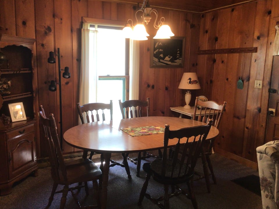 Dining area (Great for evening card games) in Marquette Cottage
