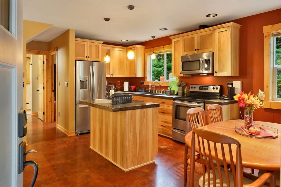Eat in kitchen, fully equipped for cooking.