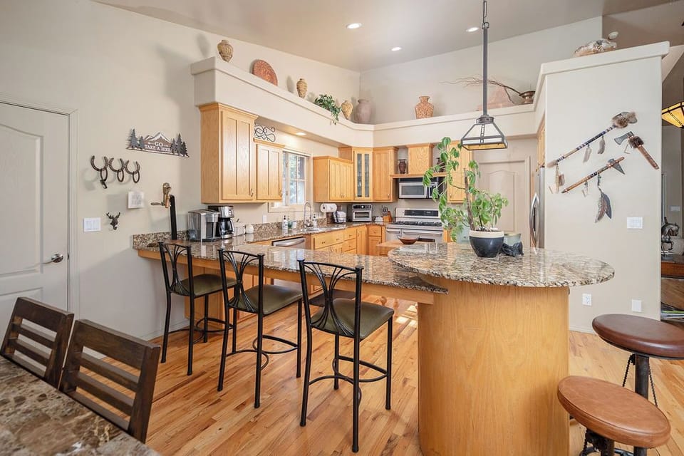 Kitchen and bar seating for 10