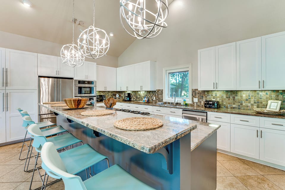Kitchen | Fully Equipped | Cooking Utensils | Main Level
