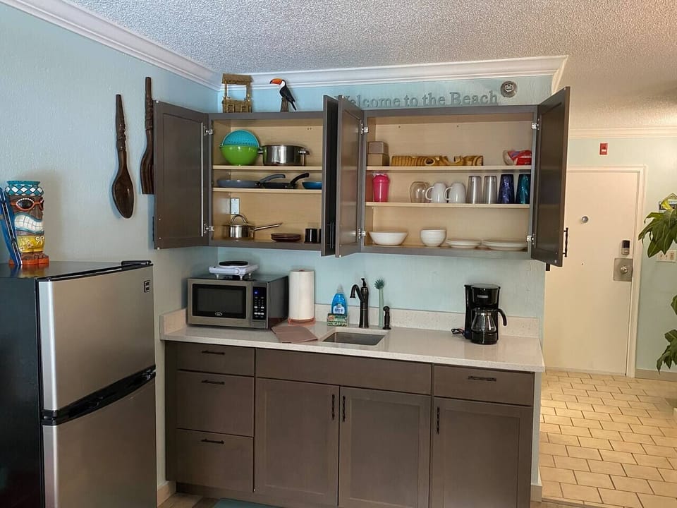 Well stocked kitchen for those days you want to stay in! Let us know if you need items moved to lower cabinets before your stay.