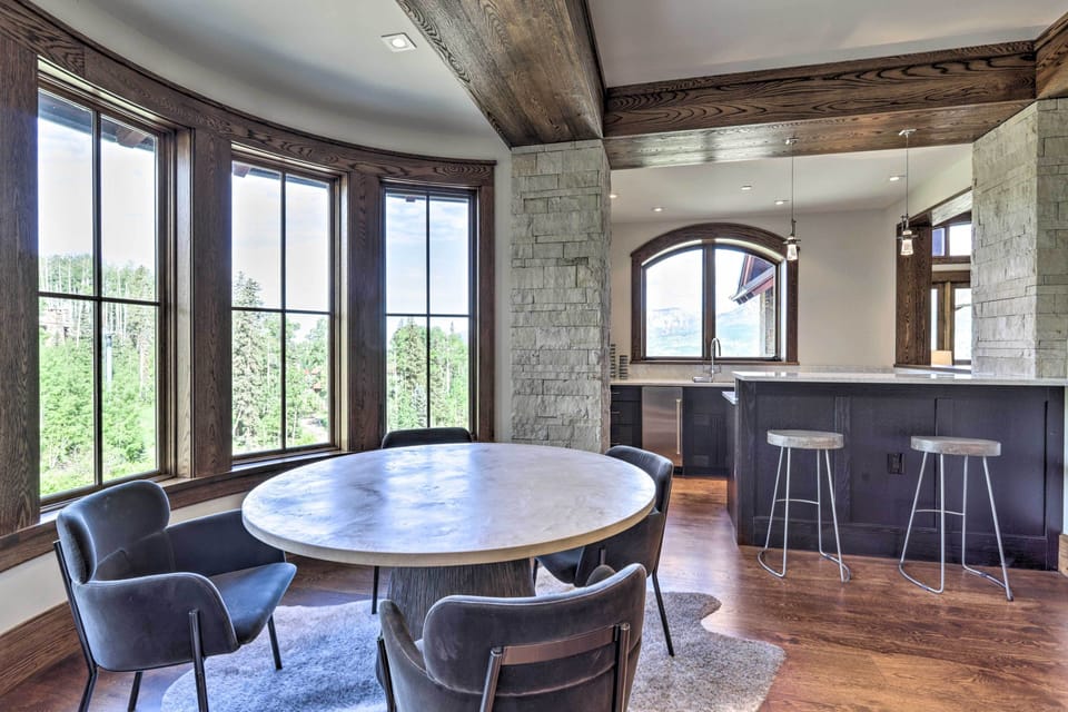 Wet Bar | Additional Dining Area