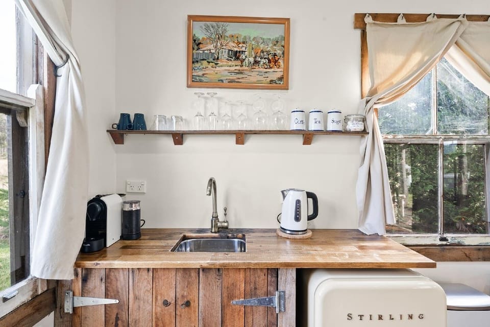 Scribbly Gum Cottage - Rustic, Picturesque, Romantic - Originally built in 1890 in Yass, relocated to Kangaroo Valley and lovingly restored. 