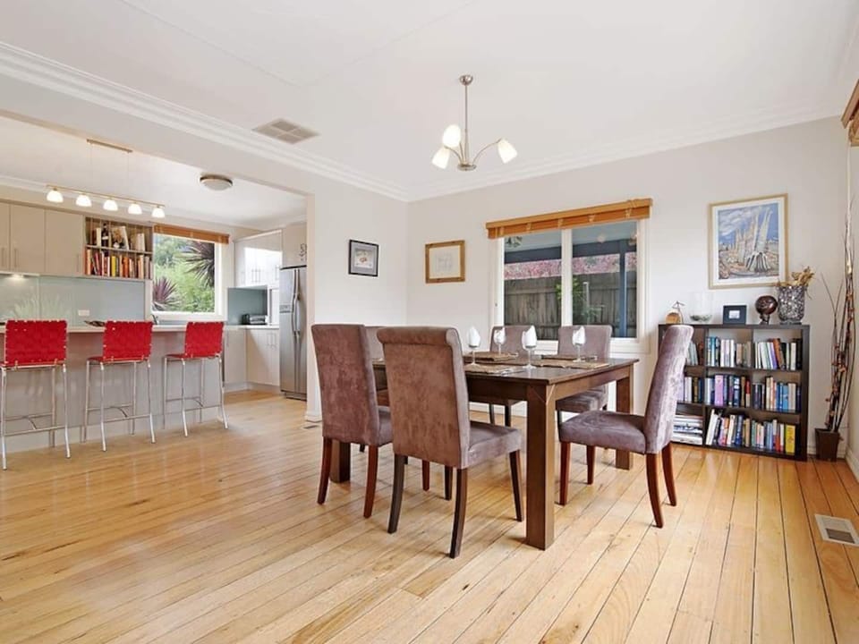 Please note the table and chairs have now been replaced, the same configuration.