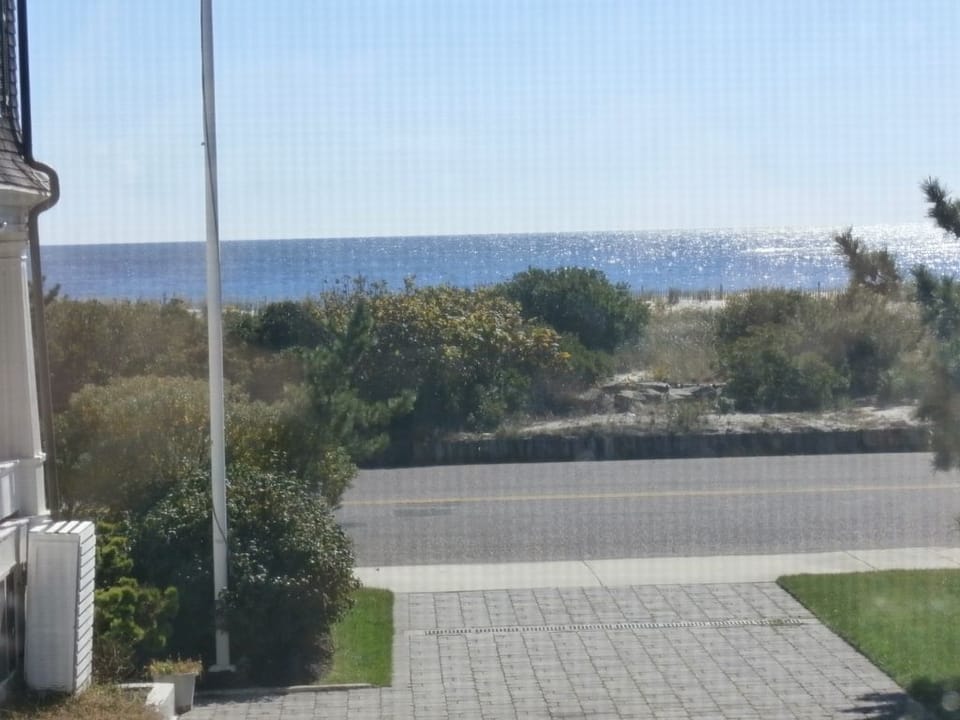 Part of the Columns by the Sea Condominiums, this separate 2 story cottage offers the views, sea breezes and convenience of beachfront accommodations. Apartment in Cape May