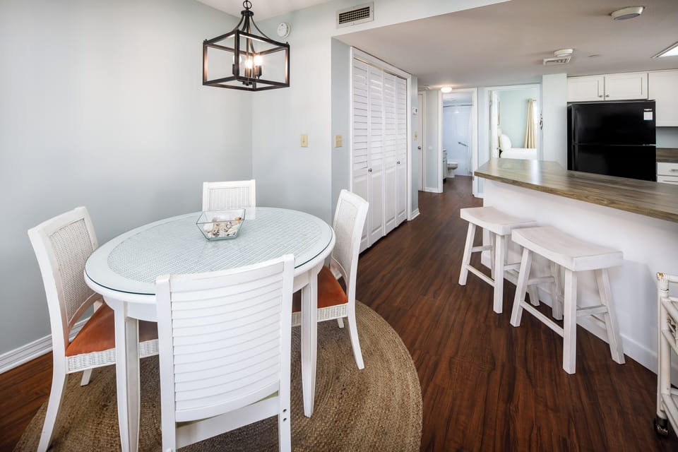 Dining to Kitchen