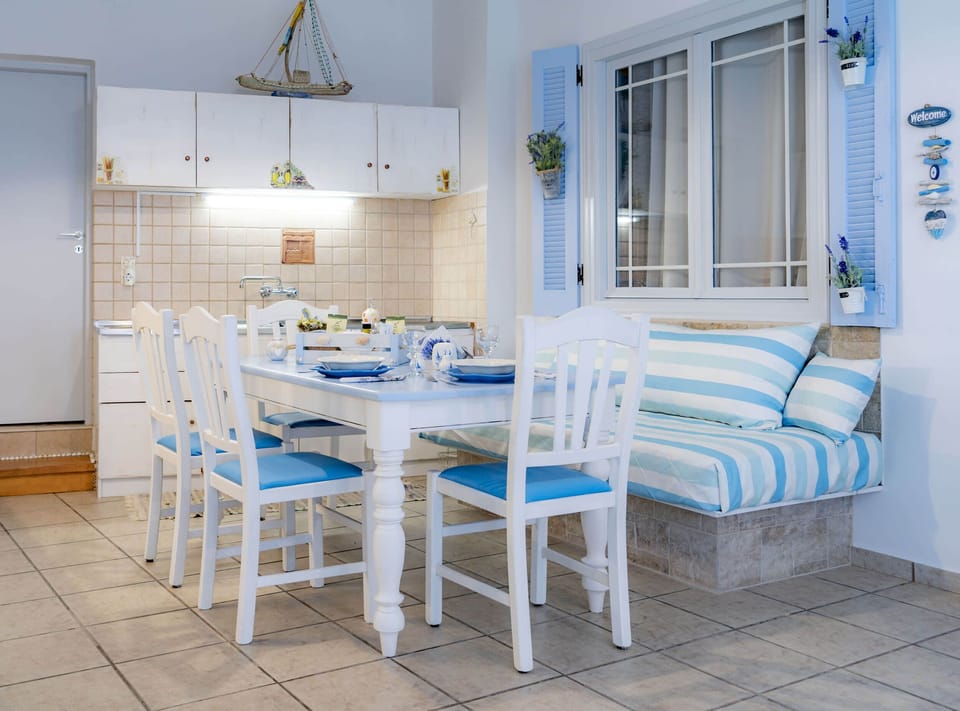 Spacious dining area in the open plan kitchen