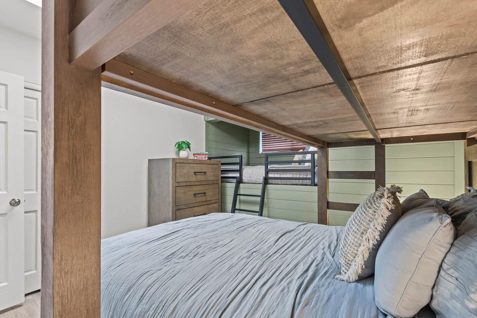 Prospector Lodge 536: Third bedroom with Full loft bed and Twin-over-Queen bunkbed