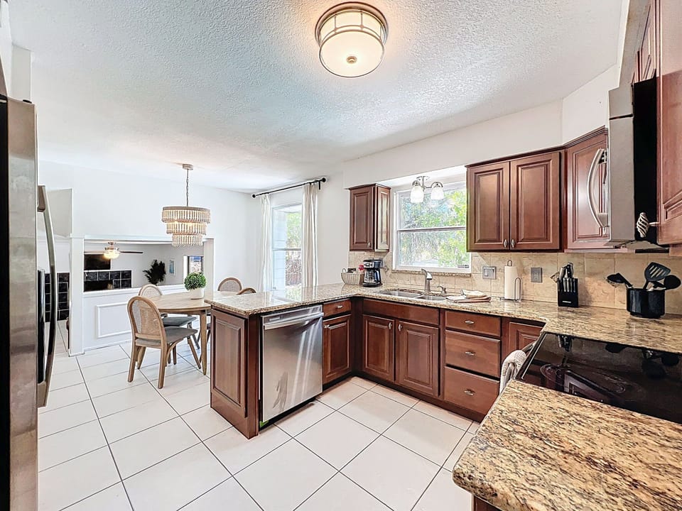 Kitchen w/ Granite Countertops and Stainless appliances