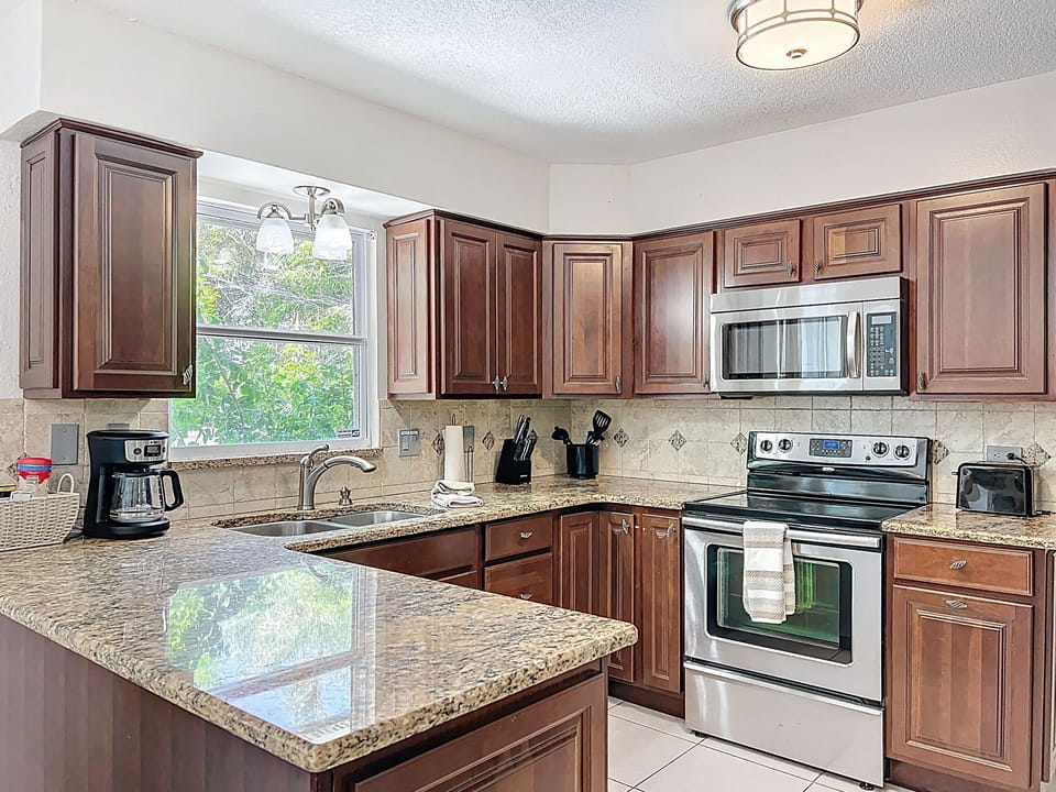 Kitchen w/ Granite Countertops and Stainless appliances