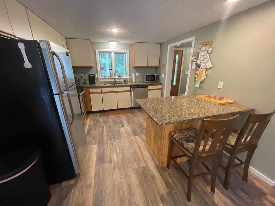 Fully equipped kitchen including full set of  cooking utensils/plates/glasses