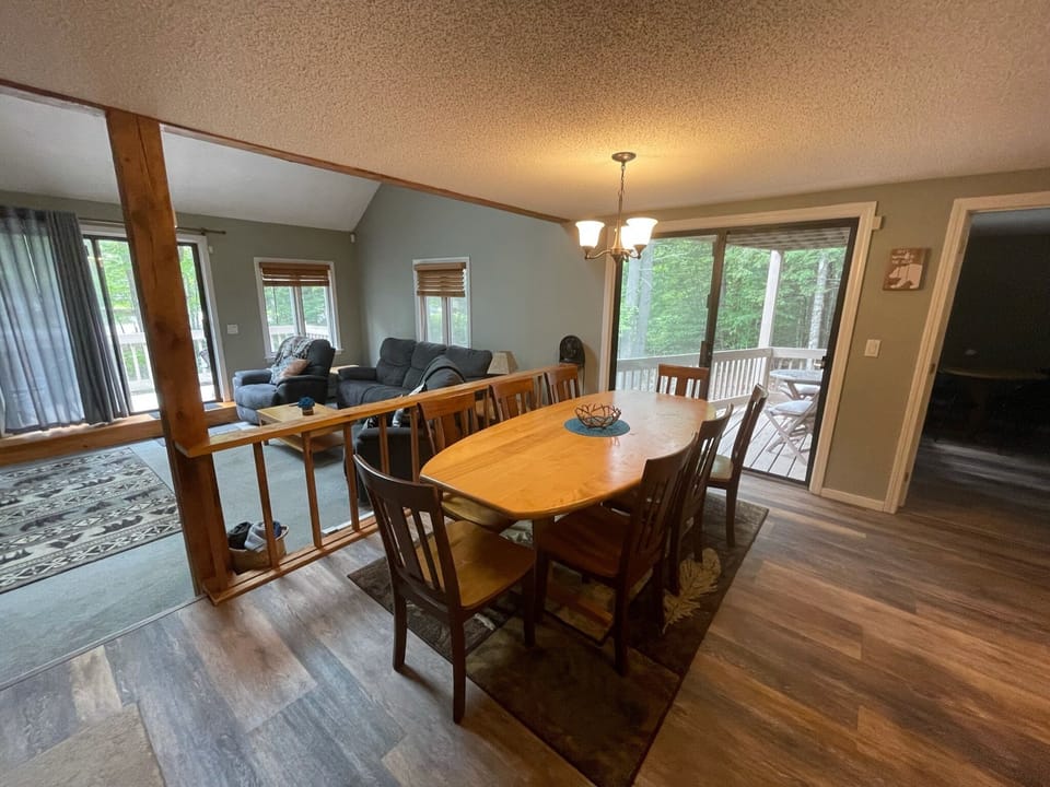 Full dining area seating 8 comfortably
