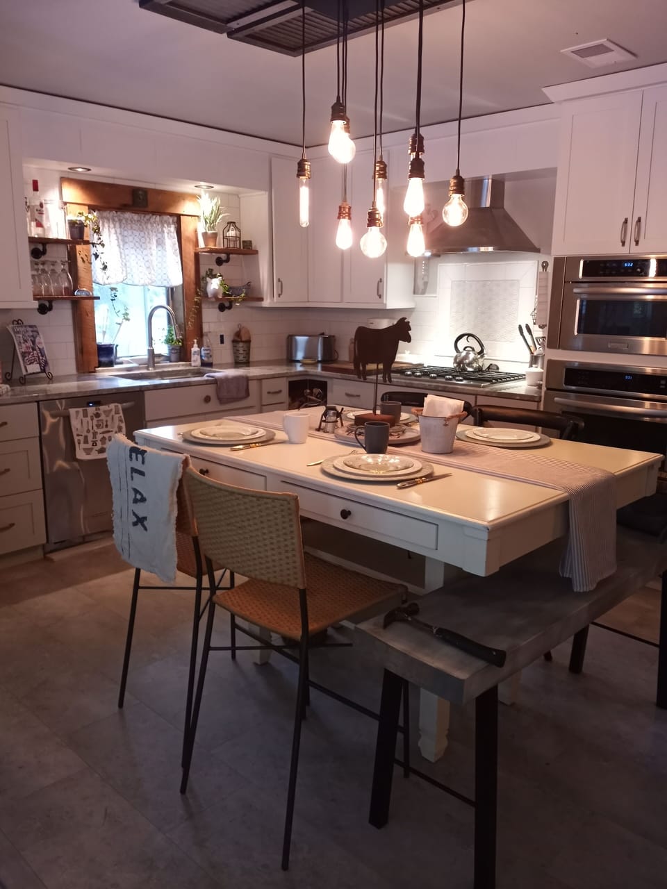 Farmhouse kitchen/ seats 6-8