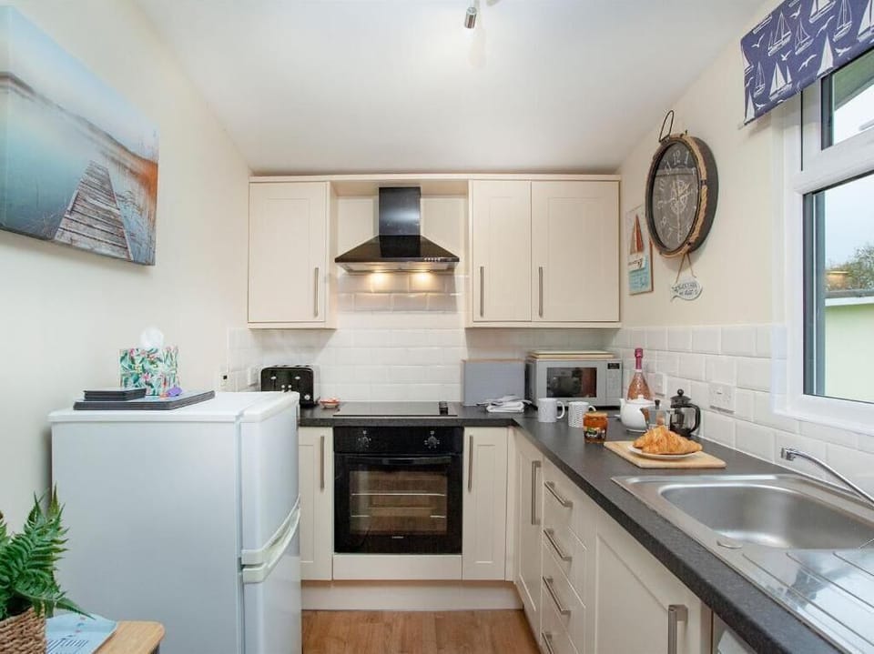 Kitchen with dishwasher, microwave, washer/dryer and fridge/ freezer