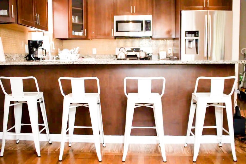 bar / dining seating area