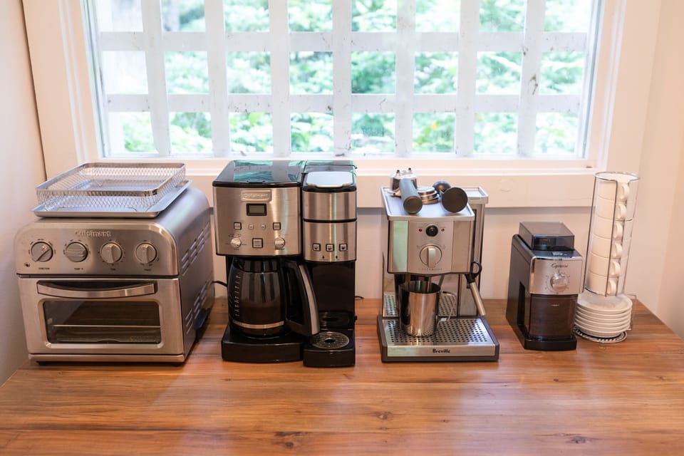 Coffee bar including espresso machine