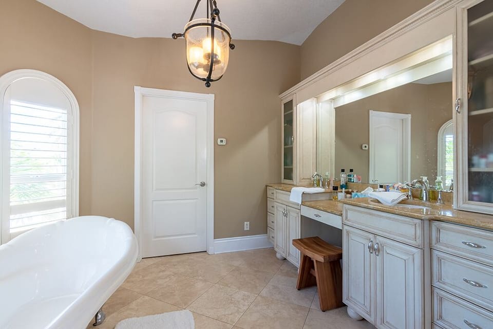 Bathroom, Make Up Counter in Luxury Suite