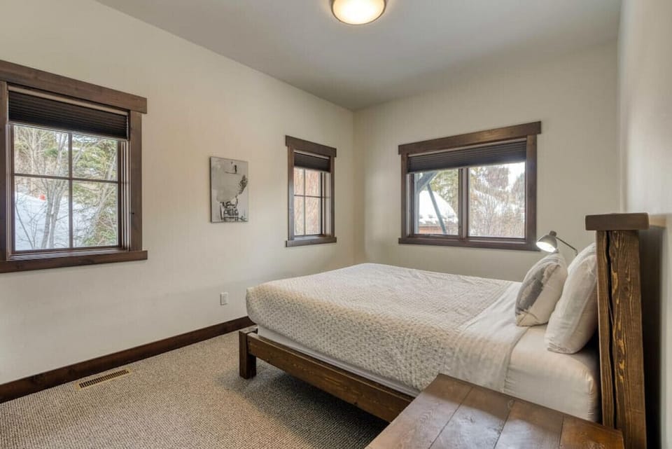 2nd Private Bedroom on 3rd Floor - Private Queen Bedroom (1 of 3, 3rd floor bedrooms)