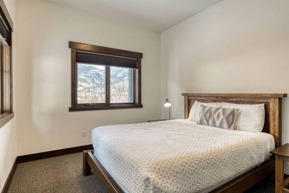 2nd Private Bedroom on 3rd Floor - Private Queen Bedroom (1 of 3, 3rd floor bedrooms)