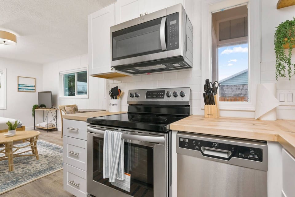Cook delicious meals for breakfast, lunch, and dinner in this fully equipped kitchen. We suggest grabbing some seafood from a local market.