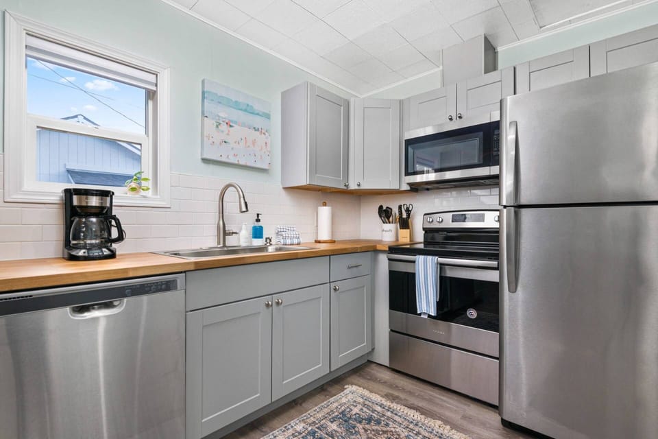 Cook delicious meals for breakfast, lunch, and dinner in this fully equipped kitchen. We suggest grabbing some seafood from a local market.