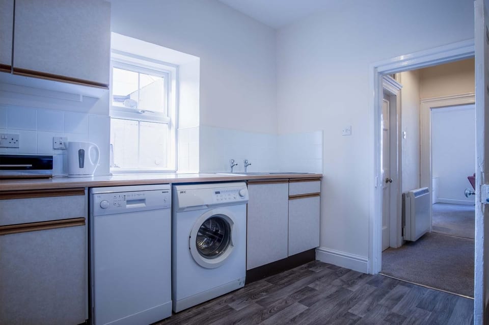 Dragons Den - 2 Bedroom Apartment - Tenby (21737)
